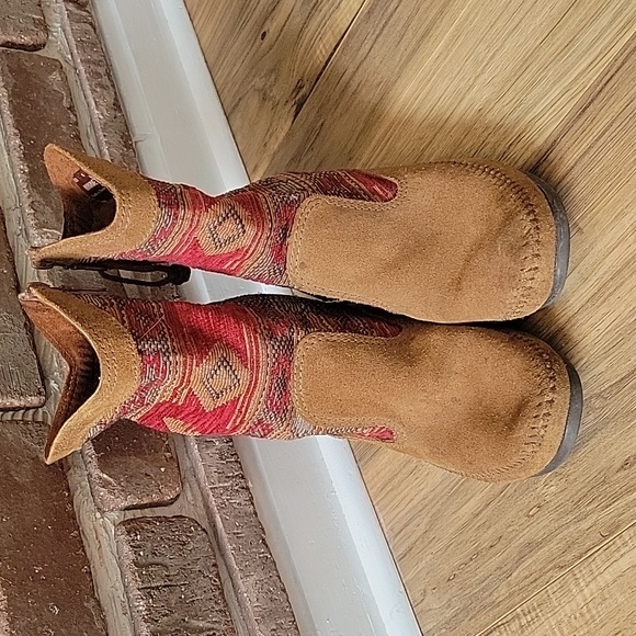 Minnetonka Booties Size 8 - Picture 4 of 11